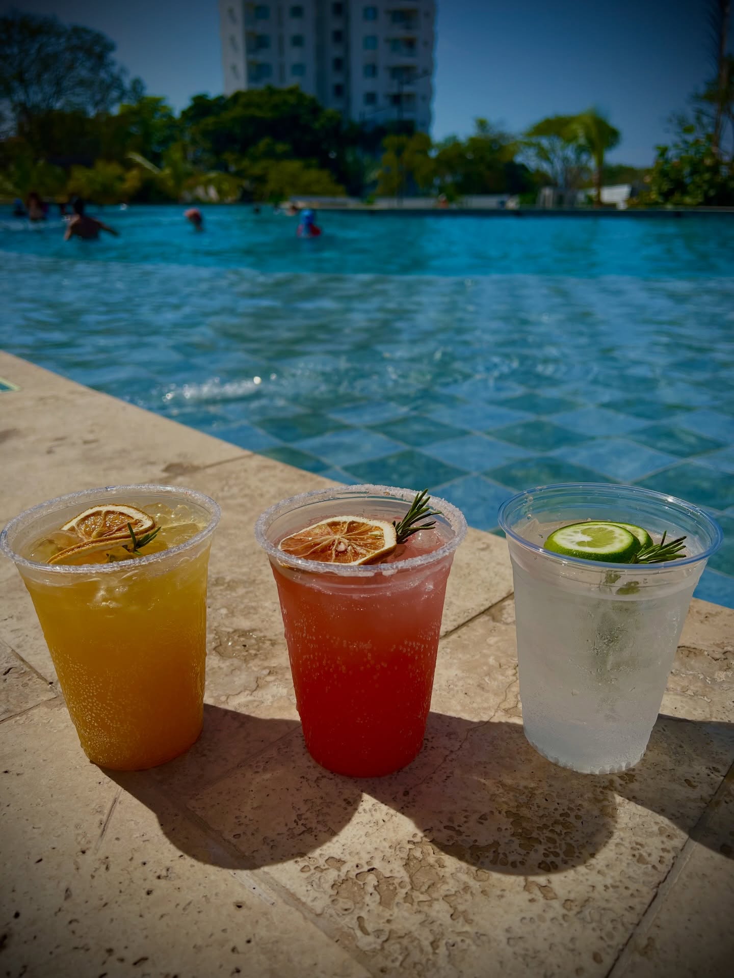 Cócteles en la piscina